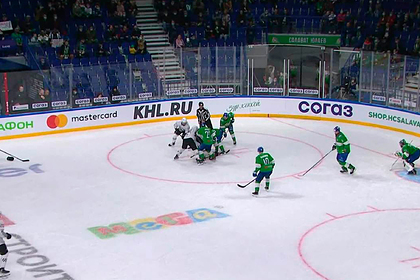 Белорус отправил россиянина в нокдаун в матче КХЛ