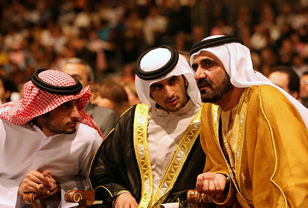 Премьер-министр ОАЭ Мохаммед бин Рашид аль-Мактум с сыновьями Рашидом и Ахмедом на церемонии вручения дипломов Американского университета в Дубае,  13 мая 2006 года