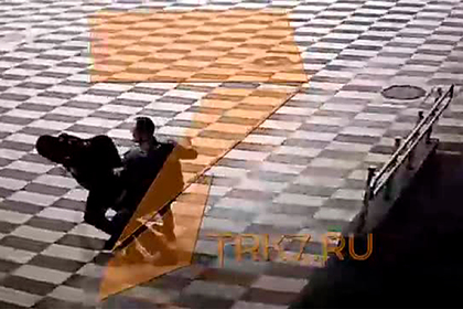 Пьяный россиянин подрался с двумя полицейскими в аэропорту и попал на видео