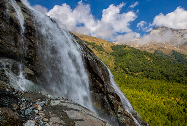 Алибекский водопад на территории Тебердинского государственного природного биосферного заповедника