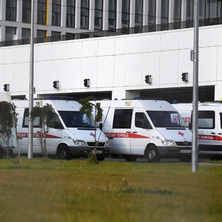 Машины скорой медицинской помощи возле карантинного центра в Коммунарке.