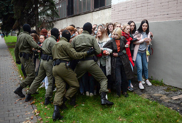 Белорусские силовики задерживают активисток из оппозиции в Минске. 8 сентября 2020 года