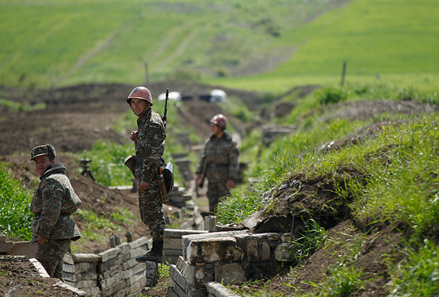 Армянские солдаты на позициях в Нагорном Карабахе