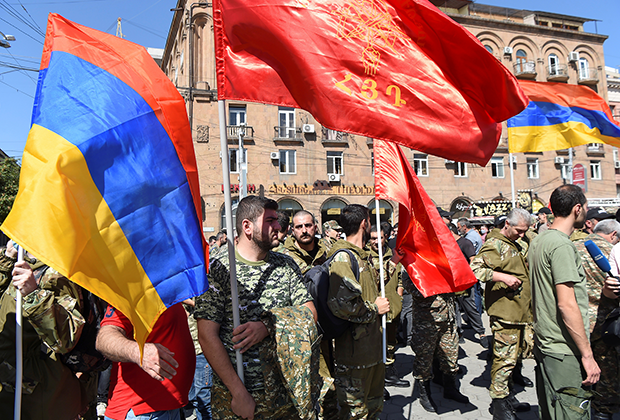 Добровольцы собрались в центре Еревана через несколько часов после начала боевых действий