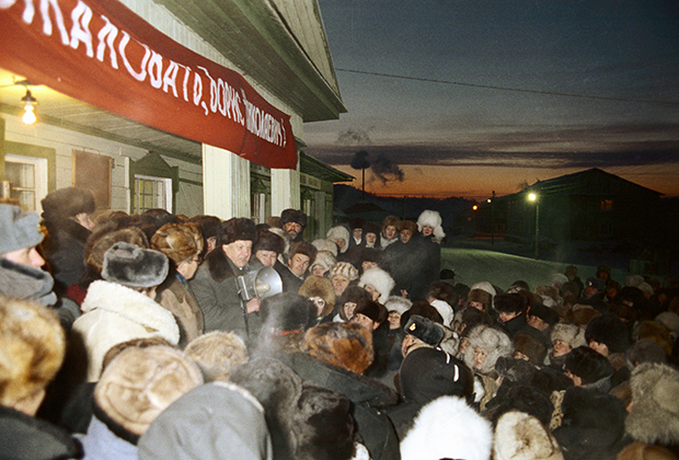 Ельцин выступает перед работниками оленеводческого совхоза «Саскылах» в Якутии, 2 января 1990 года