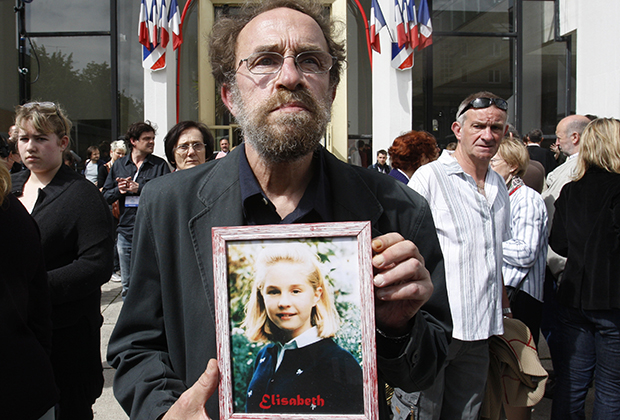 Отец одной из жертв Фурнире с фотографией убитой дочери