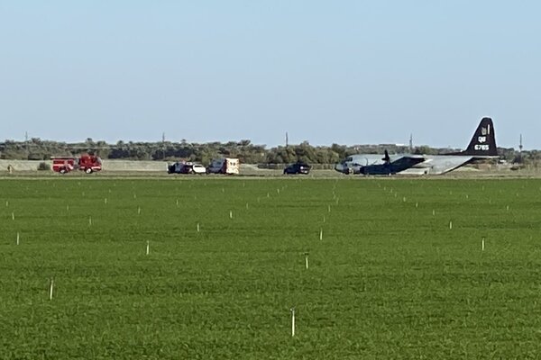 Самолет в поле после жесткой посадки