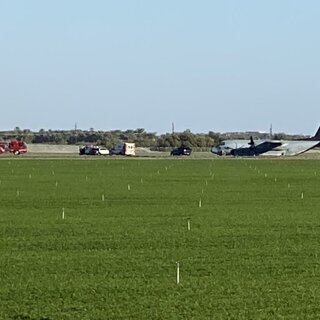 Самолет в поле после жесткой посадки
