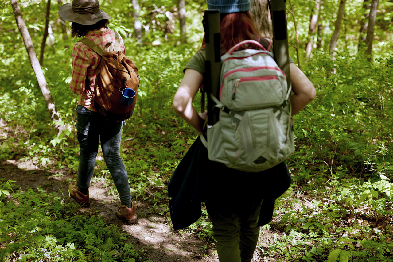 Walking green. Фотограф расстрелял в подруг. Расстрелял 2 девушек фотограф. Фотограф расстрелял девушек.