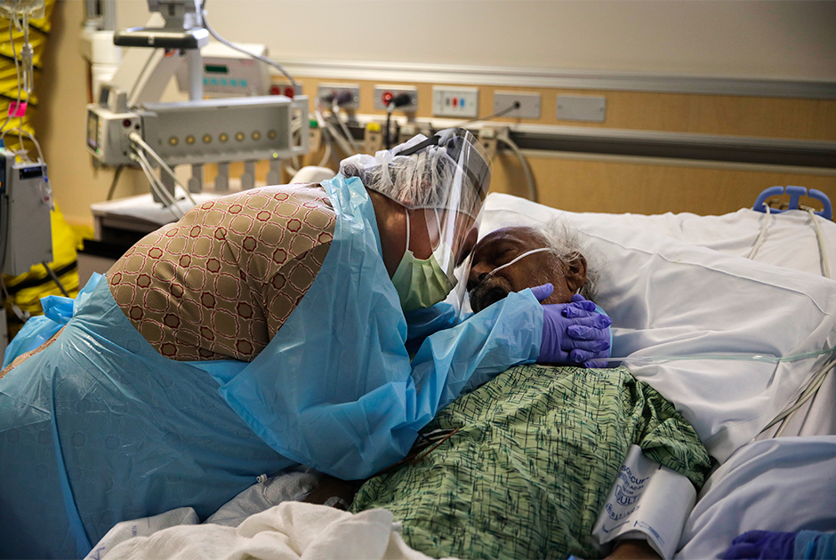 64-летняя Ромелиа Наварро обнимает больного COVID-19 мужа в последние моменты его жизни в больнице в Калифорнии