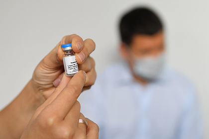 Украине предложили закупить вакцину от коронавируса у России