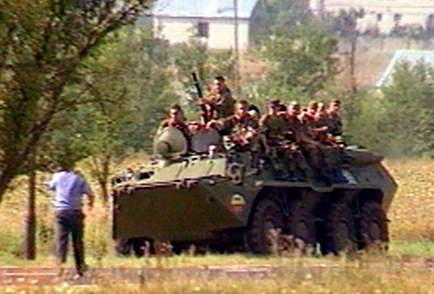БТР с бойцами двигается в сторону аэропорта Минеральных Вод. 31 июля 2001 года