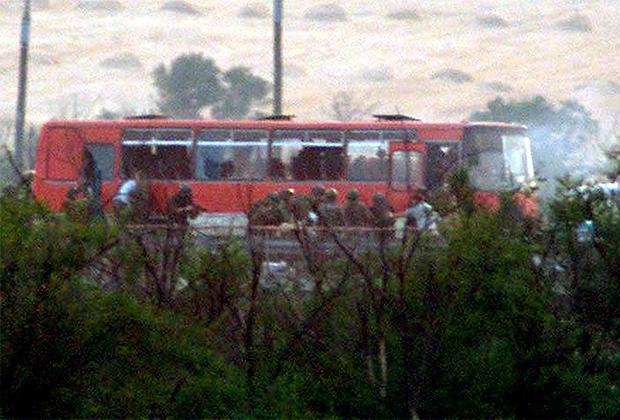 Спецназ «Альфа» идет на штурм захваченного автобуса. 31 июля 2001 года 