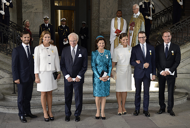 Королевская семья Швеции позирует после службы в честь Дня благодарения в дворцовой часовне в Стокгольме, 15 сентября 2013 года