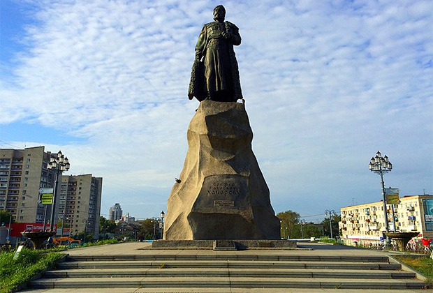 Памятник Хабарову на Привокзальной площади в Хабаровске