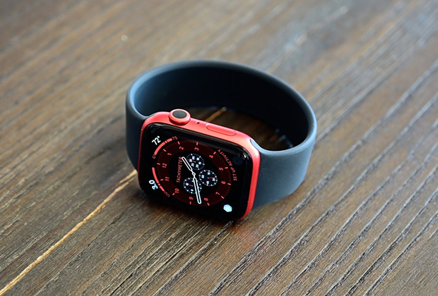 Apple Watch Series 6 в красном корпусе с монобраслетом