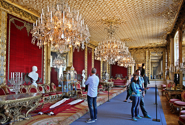 Один из залов, открытых для посещения, в королевском дворце