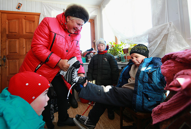 в какой стране нет детдомов. pic 9f27dcfe816b6b3fa65c5f7f444a4ba5. в какой стране нет детдомов фото. в какой стране нет детдомов-pic 9f27dcfe816b6b3fa65c5f7f444a4ba5. картинка в какой стране нет детдомов. картинка pic 9f27dcfe816b6b3fa65c5f7f444a4ba5. Иногда мы думаем о том, как же можно помочь таким детям, как можно улучшить их жизнь, но максимум, что приходит нам в голову, – собрать в детский дом подарки на Новый год. Саму необходимость содержания детских домов не принято подвергать сомнению, и система государственного обеспечения домов для сирот продолжает существовать и по сей день во всей своей бюрократической неповоротливости. Во всяком случае, на территории бывшего союза.