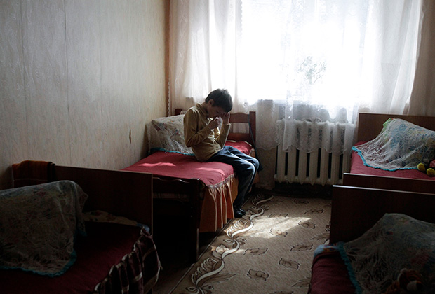в какой стране нет детдомов. pic 491d7269580b9d21553dd0b3c18f061c. в какой стране нет детдомов фото. в какой стране нет детдомов-pic 491d7269580b9d21553dd0b3c18f061c. картинка в какой стране нет детдомов. картинка pic 491d7269580b9d21553dd0b3c18f061c. Иногда мы думаем о том, как же можно помочь таким детям, как можно улучшить их жизнь, но максимум, что приходит нам в голову, – собрать в детский дом подарки на Новый год. Саму необходимость содержания детских домов не принято подвергать сомнению, и система государственного обеспечения домов для сирот продолжает существовать и по сей день во всей своей бюрократической неповоротливости. Во всяком случае, на территории бывшего союза.