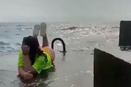 Мощная волна в Сочи унесла в море туристку в бикини во время фотосессии