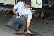 Милиционер осматривает автомат Султан-Саида Эдиева 