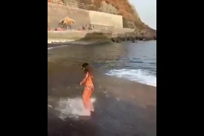 Опасный спуск туристки в Черное море в Сочи попал на видео и удивил сеть