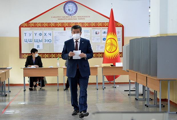 Президент Сооронбай Жээнбеков голосует