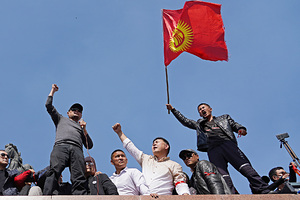 И грянул гром Киргизы вновь громят дом правительства и тюрьмы. Почему выборы в стране заканчиваются революциями?