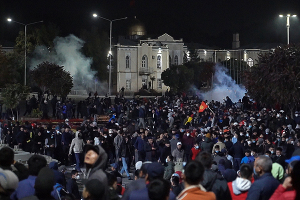 Митинг против итогов парламентских выборов в Бишкеке