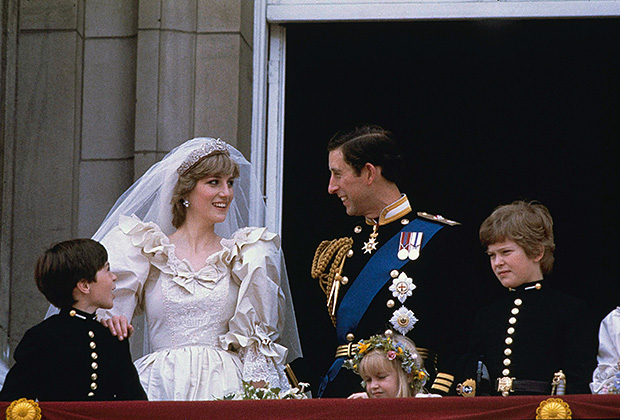 Принцесса Диана и принц Чарльз в день свадьбы на балконе Букингемского дворца