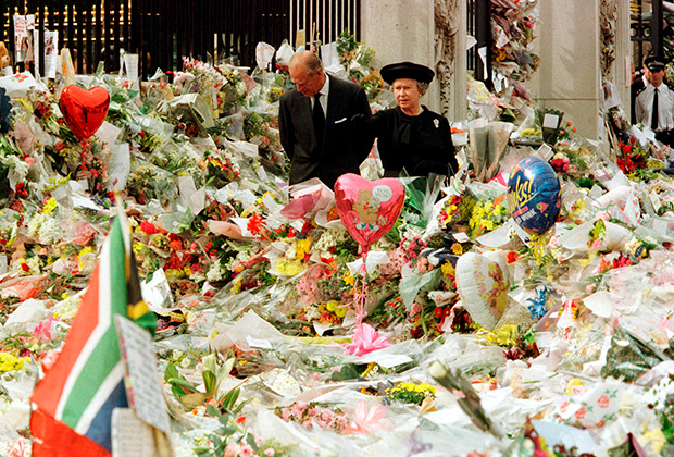 Елизавета II у Букингемского дворца, заваленного цветами после гибели принцессы Дианы
