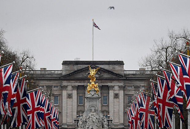 Флаги на улице Мэлл и памятник королеве Виктории перед Букингемским дворцом