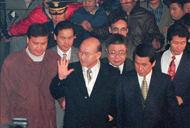 Бывший президент Чон Ду Хван (в центре) в 1995 году