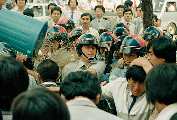 Оппозиционеры выливают воду с мусором на сотрудников спецподразделений полиции, 1987 год