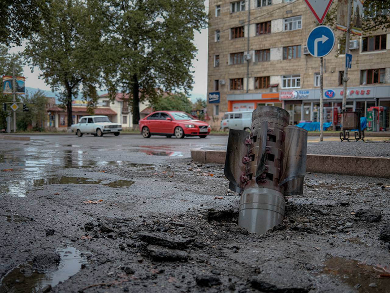 Глуши мотор и беги!» Карабах лежит в руинах. Люди скрываются в подвалах и  учатся узнавать ракеты по их разрывам: Фото: Закавказье: Бывший СССР:  Lenta.ru