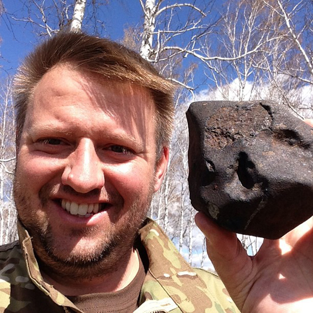 Майкл Фармер с обломком челябинского метеорита