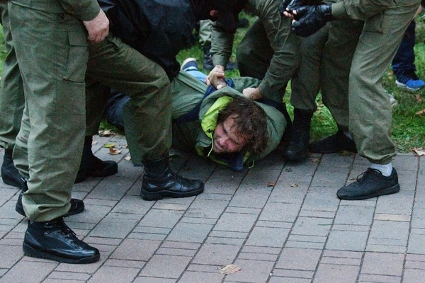 Задержание участника одной из акций протеста в Минске
