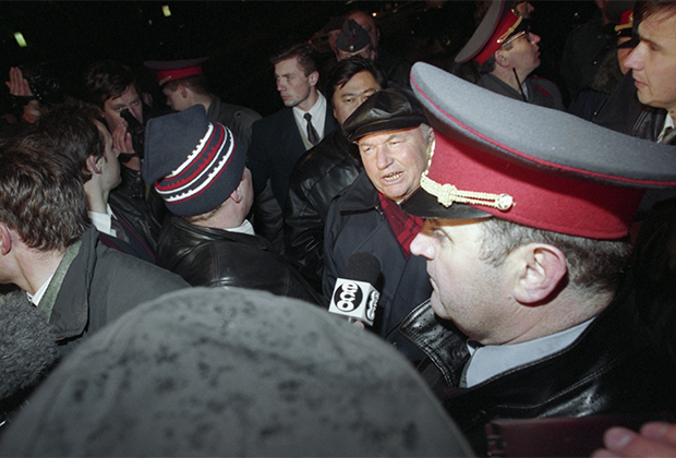 Мэр Москвы Юрий Лужков дает интервью после завершения освободительной операции на Красной площади