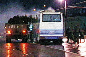 «Бомба могла взорваться в любой момент» Лужков, спецназ и олигарх Гусинский. Как 25 лет назад у стен Кремля освобождали автобус с туристами