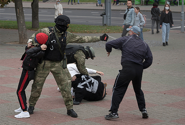Столкновения силовиков и протестующих в Гродно