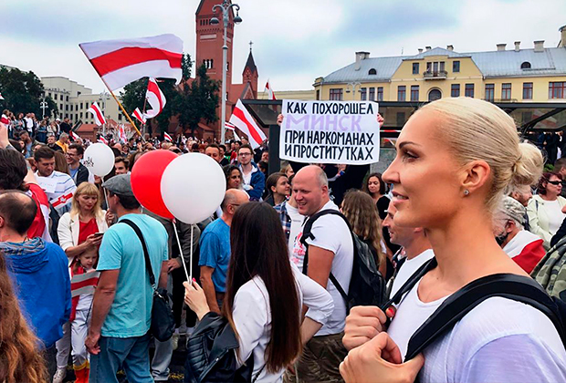 Елена Левченко на акции протеста (справа)