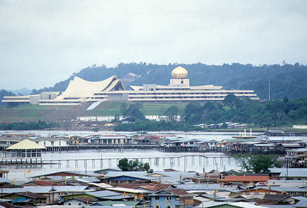 Бруней празднует обретение независимости от Великобритании, 1984 год. Вид на недавно построенный дворец султана Брунея Нурул-Иман 