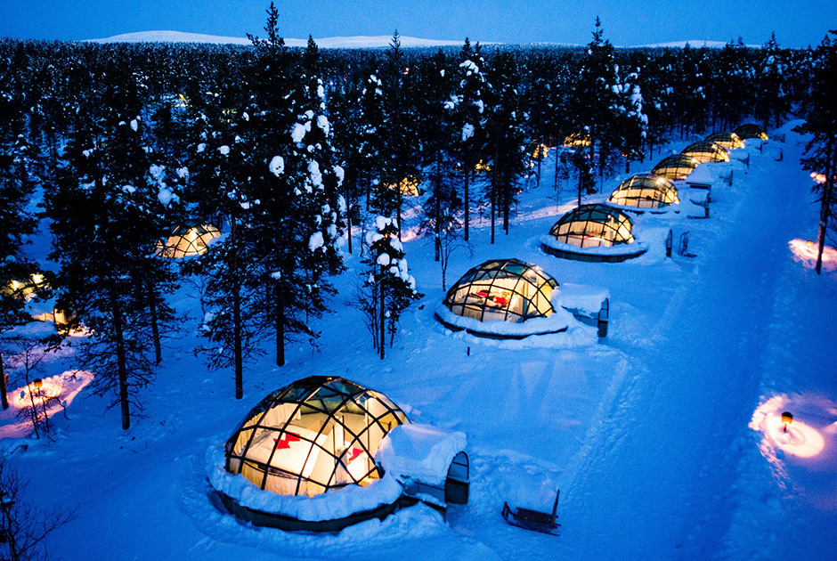 Финский отель Какслауттанен находится в регионе Лапландия. Он известен своими круглыми домиками-иглу, которые стоят посреди леса и с высоты птичьего полета напоминают стеклянных жуков или обсерватории. Курорт основал местный рыбак Юсси Эйрамо (Jussi Eiramo) в 1973 году.Идея создания целого комплекса из иглу пришла к Эйрамо во время очередной поездки за рыбой. Он ехал по лесу в Какслауттанене и неожиданно понял, что у него закончился бензин. В итоге ему пришлось ночевать посреди дороги. Летом он вернулся в это место, чтобы разбить там палаточный лагерь, а через год построил первый дом, который стал прообразом нынешних иглу.Дома на курорте выглядят как модифицированные жилища эскимосов. Их закругленная часть сделана из стекла, которое крепится на железную конструкцию. Такой закругленный дизайн использовали для того, чтобы туристы могли наблюдать за северным сиянием, которое можно увидеть в Лапландии на протяжении восьми месяцев в году, а прозрачная крыша, в отличие от обычного окна, обеспечивает более широкий обзор. Ночь в одном из таких иглу обойдется почти в 30 тысяч рублей на двоих. 
