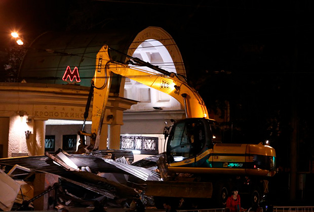 Демонтаж объектов опасного самостроя у станции метро «Кропоткинская».