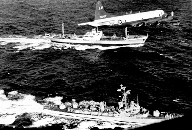 Американский патрульный самолет пролетает над американским и советским кораблями в Карибском море