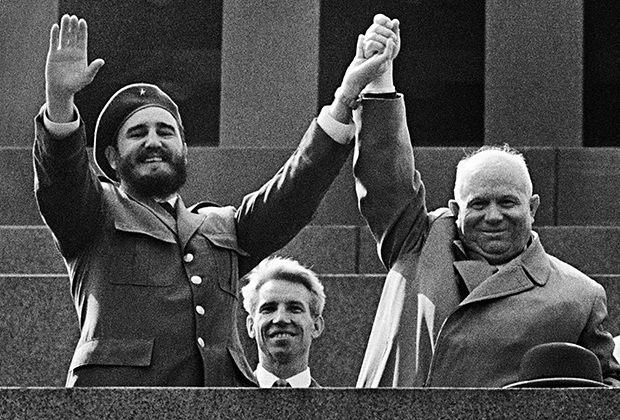 Кубинский лидер Фидель Кастро и глава СССР Никита Хрущев