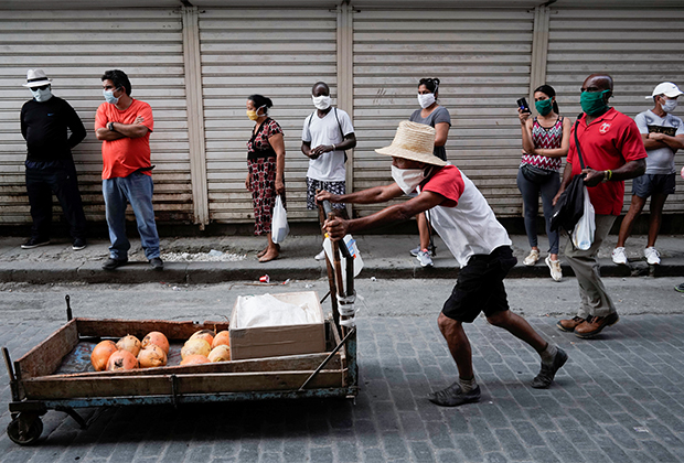 Уличный торговец овощами в Гаване, 2020 год