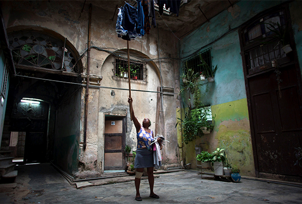 Жительница Гаваны развешивает белье во дворе