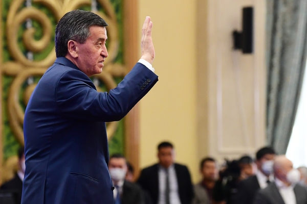 Сооронбай Жээнбеков выступает в парламенте после своей отставки