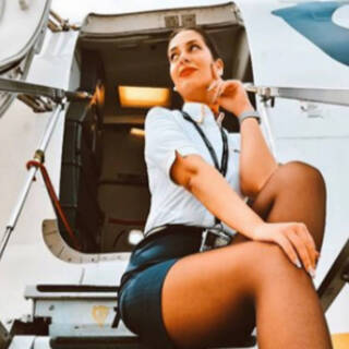 Стюардесса в короткой юбочке